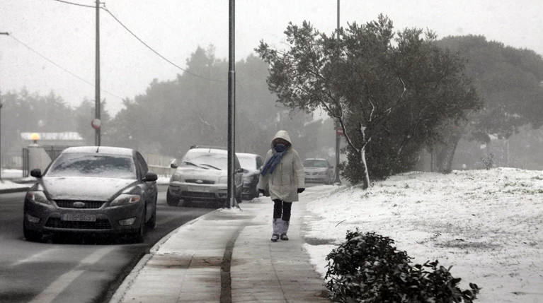 Χιόνια στην Αττική με αλυσίδες στην Πάρνηθα