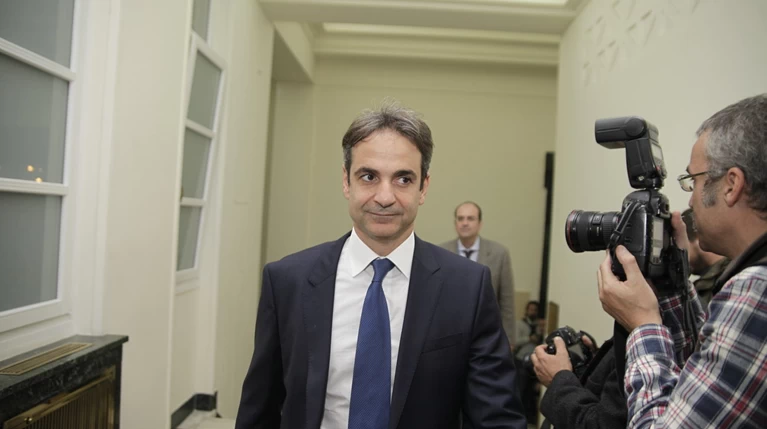 Mητσοτάκης στον Economist: Η κυβέρνηση θα καταρρεύσει