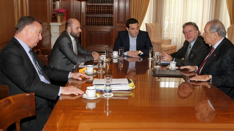 Σε πανικό η κυβέρνηση μοιράζει «αέρινες» υποσχέσεις