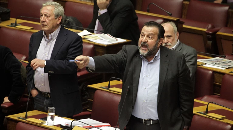 Σύρραξη στη Βουλή: «Είσαι γλείφτης» - «Πάμε έξω να τα πούμε»