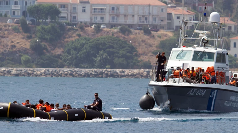Handelsblatt: «Βάλτε πολυβόλα αντί για σωσίβια στα ελληνικά σκάφη»