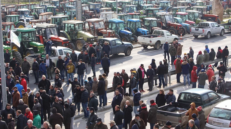 Ανυποχώρητοι στα μπλόκα, κρίσιμη σύσκεψη στα Τέμπη