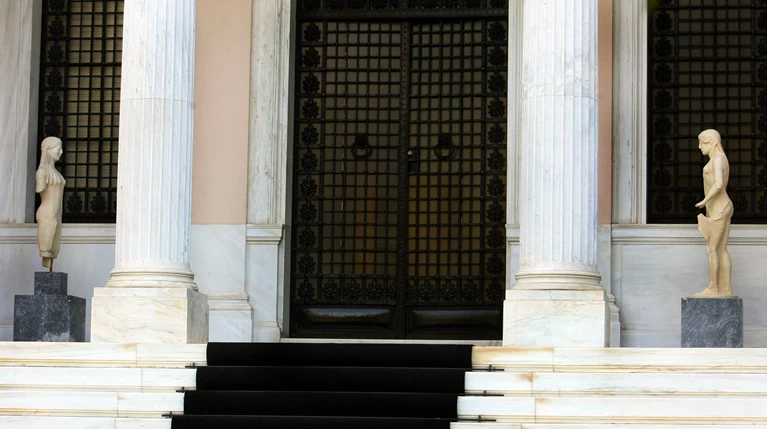 Διχασμός για τα επόμενα βήματα και στην "αυλή" του Μαξίμου