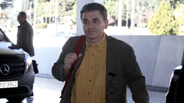 Φορολογική τρέλα για να κλείσουν τις «μαύρες τρύπες»