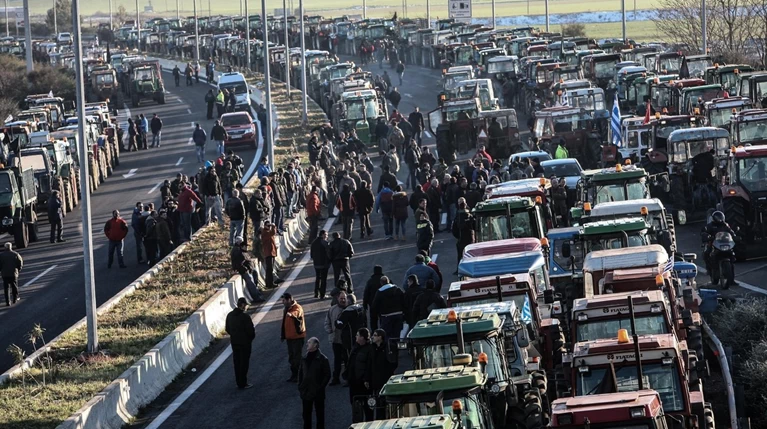Σε κλοιό μπλόκων όλη η χώρα, δρόμοι και τελωνεία κλειστά