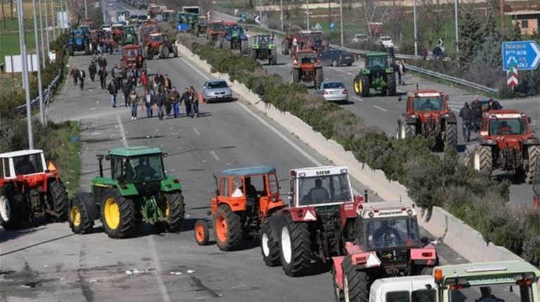 Ανυποχώρητοι στα μπλόκα οι αγρότες σε Νίκαια και Τέμπη