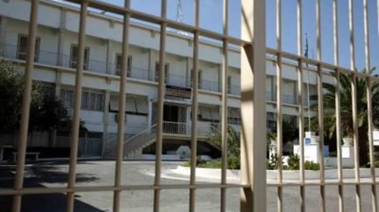 Κομμένα κάγκελα σε προαύλιο με πρόσβαση του Μαζιώτη