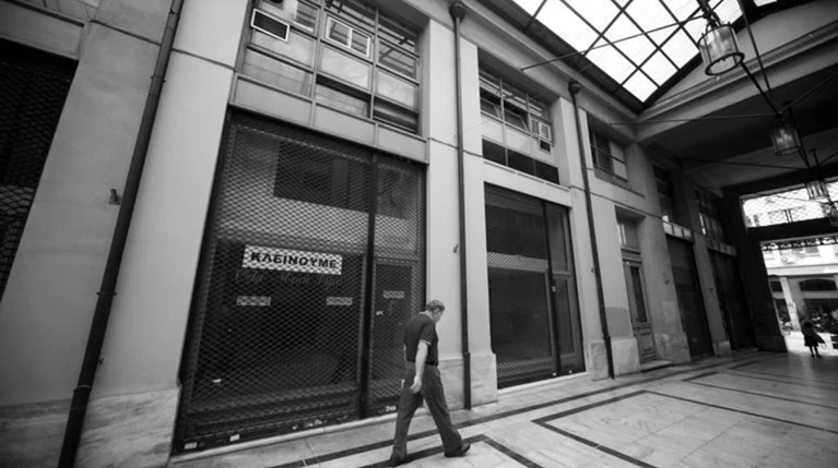 Βουλιάζουν στα χρέη οι μικρομεσαίες επιχειρήσεις, χιλιάδες τα λουκέτα