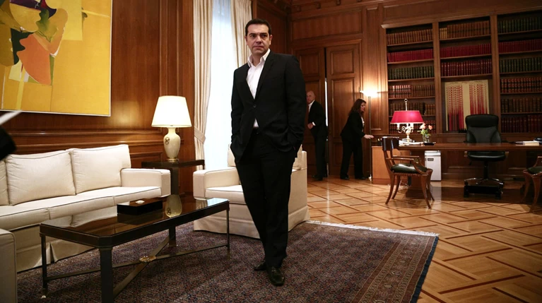 Ψυχρό κλίμα για το χρέος, "θερμός πόλεμος" για άδειες και δικαστές