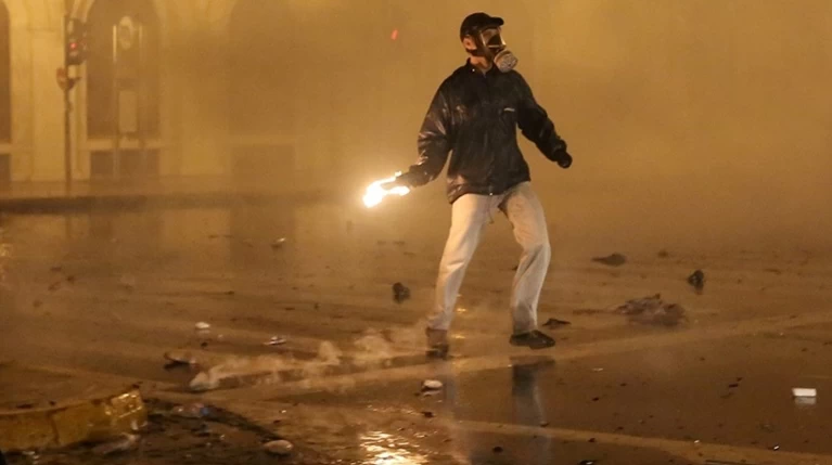 Παραδόθηκε ο κουκουλοφόρος που έριξε μολότοφ στους Εύζωνες