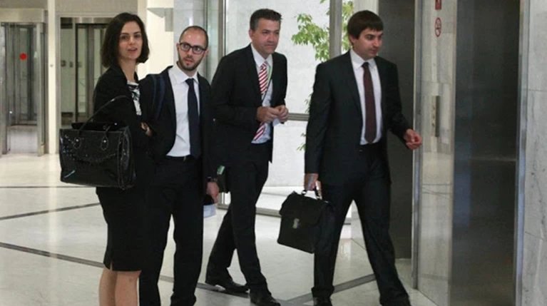 Εκθεση σοκ των Θεσμών για κρυφά χρέη-Υπολογίζουν και συντάξεις