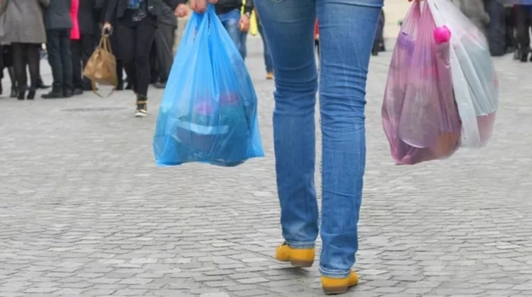 Πλαστική σακούλα μόνο με χρέωση από το νέο έτος