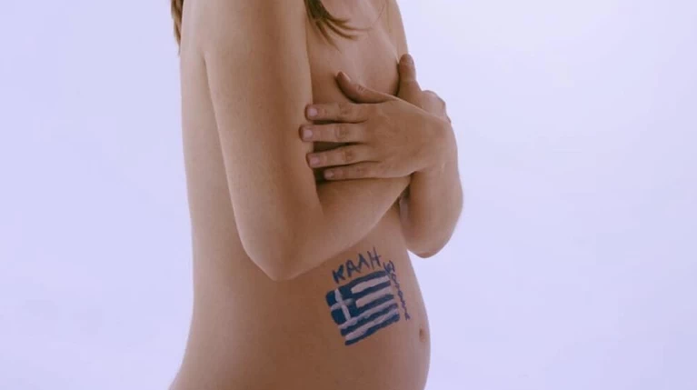 Ηθοποιός ανακοίνωσε ότι είναι έγκυος γυμνή με την ελληνική σημαία