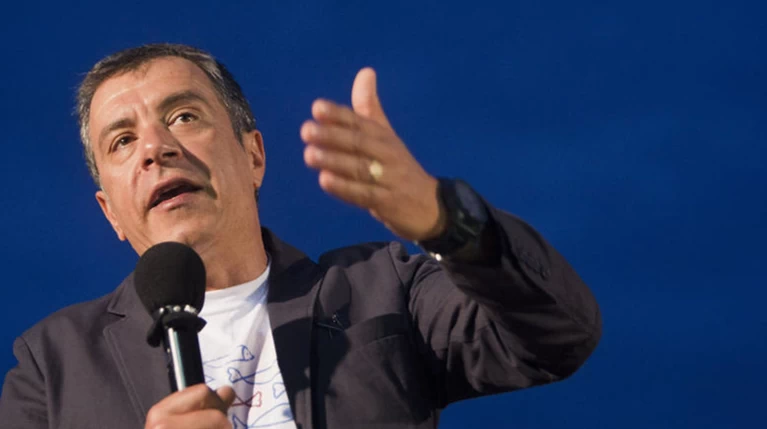 Θεοδωράκης: Tα «πολύδωρα» του Τσίπρα στο παλιό σύστημα