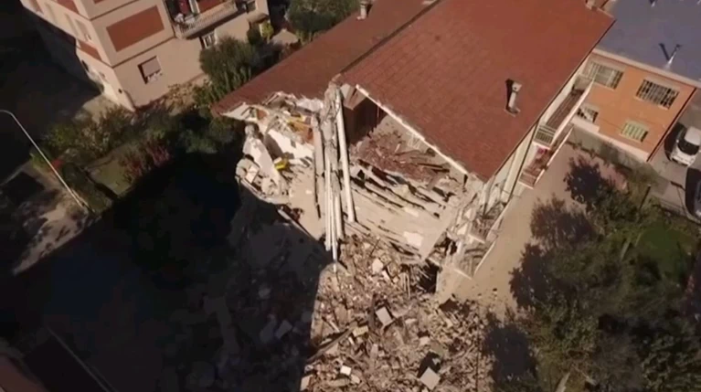 Τα drones αποκαλύπτουν εικόνες "Χιροσίμα" στην Ιταλία μετά τη νέα δόνηση