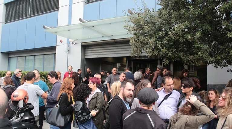 Συγκέντρωση των απλήρωτων του Mega έξω από τον ΔΟΛ -φωτό -