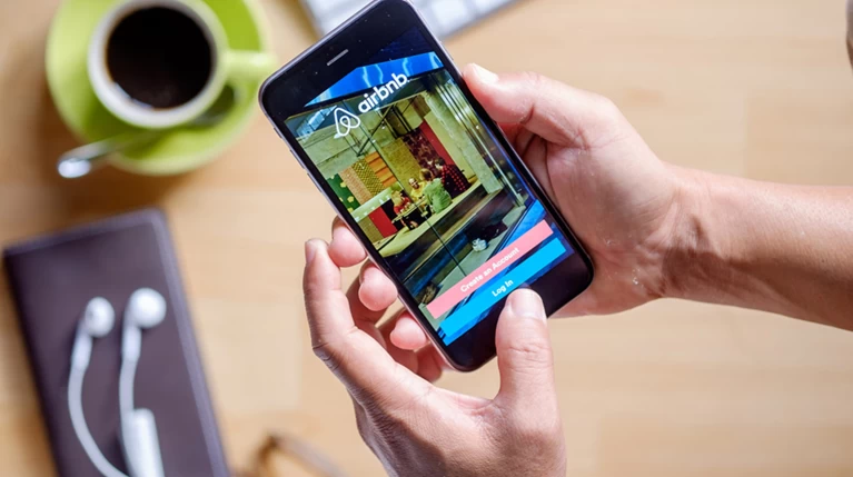 Έτσι θα ελέγχει πλέον η Airbnb τους ιδιοκτήτες των σπιτιών