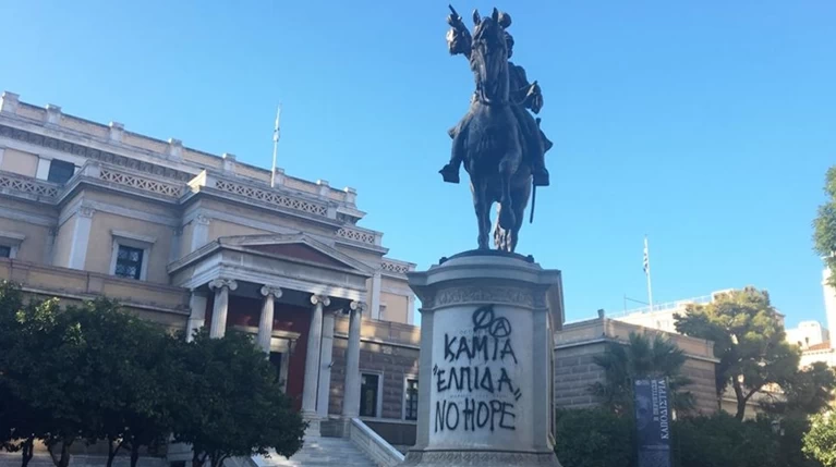 "Θύμα" των βανδάλων και το άγαλμα του Κολοκοτρώνη