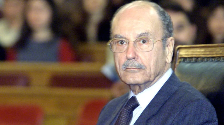 Κρίσιμες ώρες για τον Κ. Στεφανόπουλο - Τι γράφει το ιατρικό ανακοινωθέν
