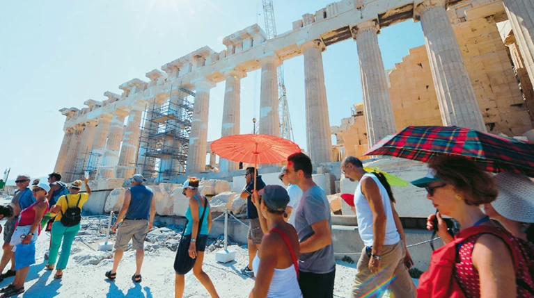 Περισσότερους τουρίστες αλλά λιγότερα έσοδα δείχνουν τα στοιχεία για το '16