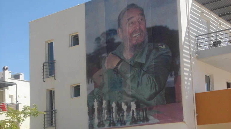 Σε ποιο κτήριο της Αθήνας δέσποζε ο Φιντέλ Κάστρο;