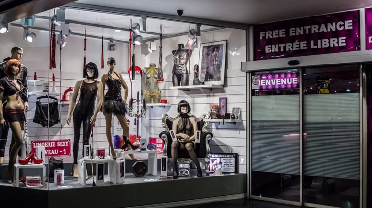 Απίθανη ληστεία σε sex shop. Πήραν στο κατόπι τον ληστή με ...όργανα