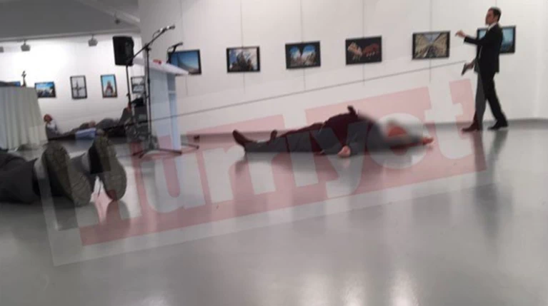 Νεκρός ο ρώσος πρεσβευτής στην Άγκυρα μετά από την επίθεση