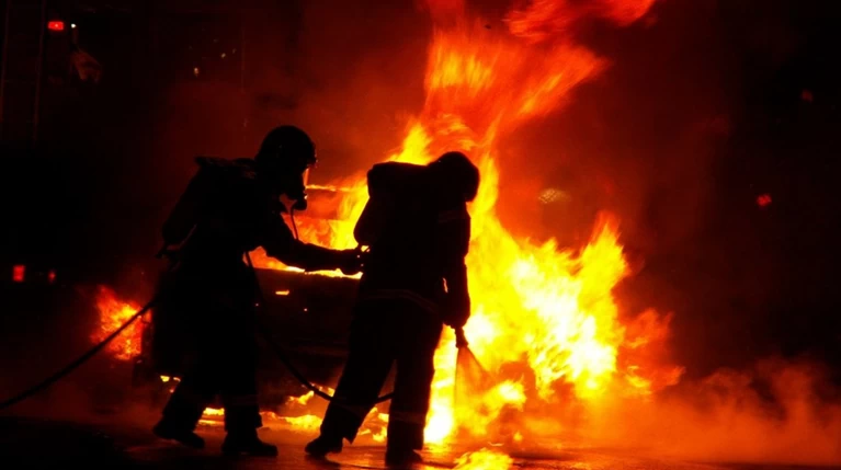 Πυρπόλησαν φορτηγό κατασκευαστικής εταιρείας στου Γκύζη