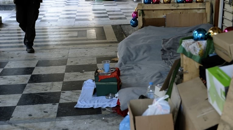 Ανοικτός ο σταθμός του μετρό στην Ομόνοια για τους άστεγους
