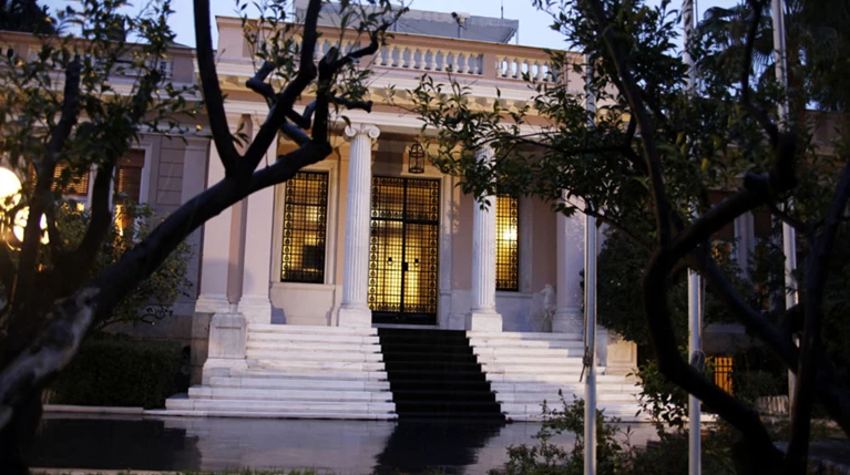 Μαξίμου εγκαλεί FT για μονομέρεια και πολιτική σκοπιμότητα