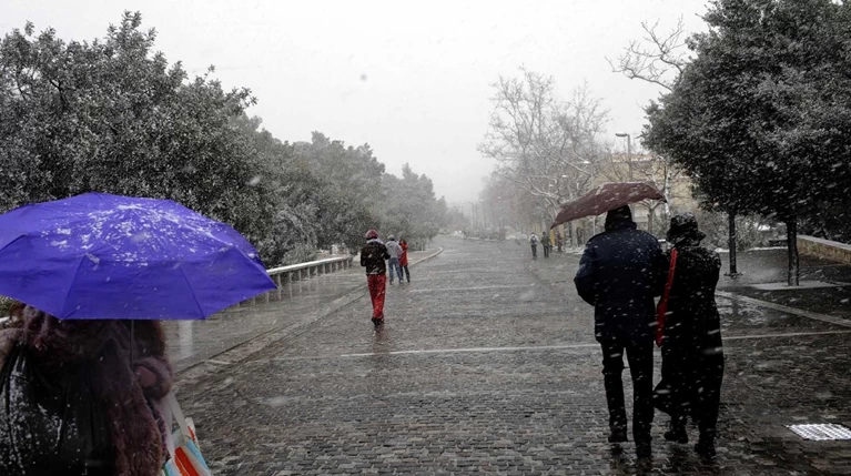 Ερχεται ο χιονιάς στην Αττική τη νύχτα, πέφτει η θερμοκρασία