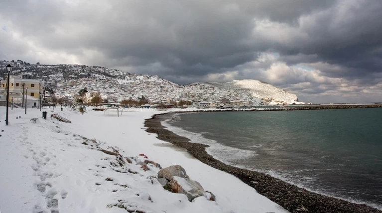 Το χιόνι απέκλεισε 25 ταξιδιώτες στον Αγνώντα στη Σκόπελο