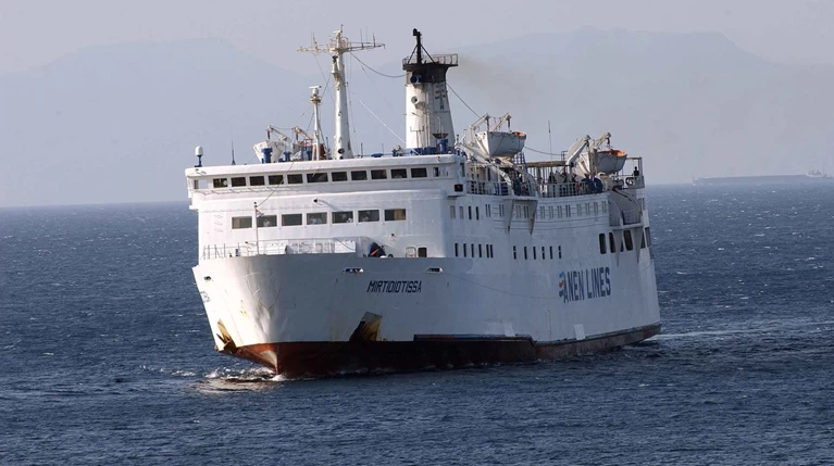 Ακυβέρνητο πλοίο ανοιχτά του Παγασητικού με 52 επιβάτες