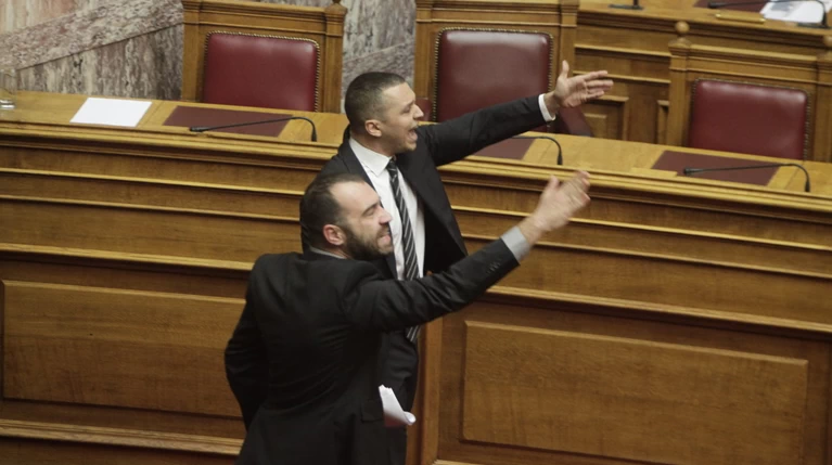 Νέο σόου χρυσαυγιτών βουλευτών στη Βουλή, κόντρα με Βούτση