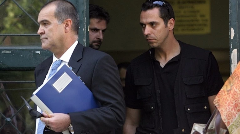 Παραδόθηκε στις Αρχές στενός συνεργάτης του Ανδρέα Βγενόπουλου