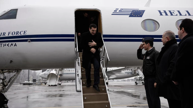 Επιμένει η ΝΔ: Έξι ερωτήματα για το ταξίδι Τσίπρα στο Παρίσι