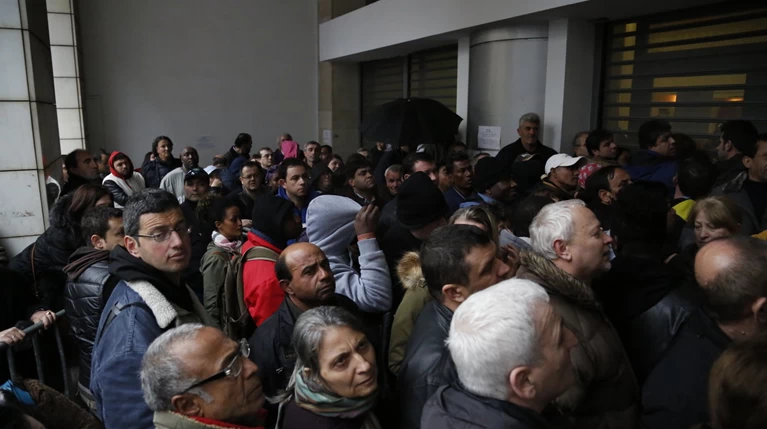 Απίστευτες ουρές και ταλαιπωρία για το Εισόδημα Αλληλεγγύης