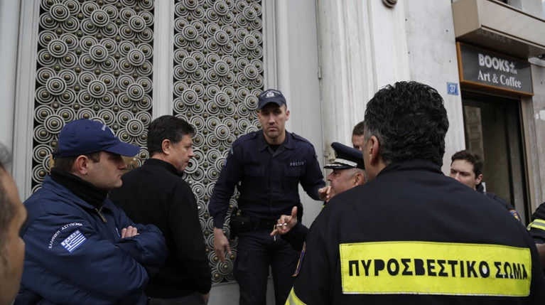 «Έφοδος» ενστόλων στο γραφείο του Χουλιαράκη, ζητούν συνάντηση