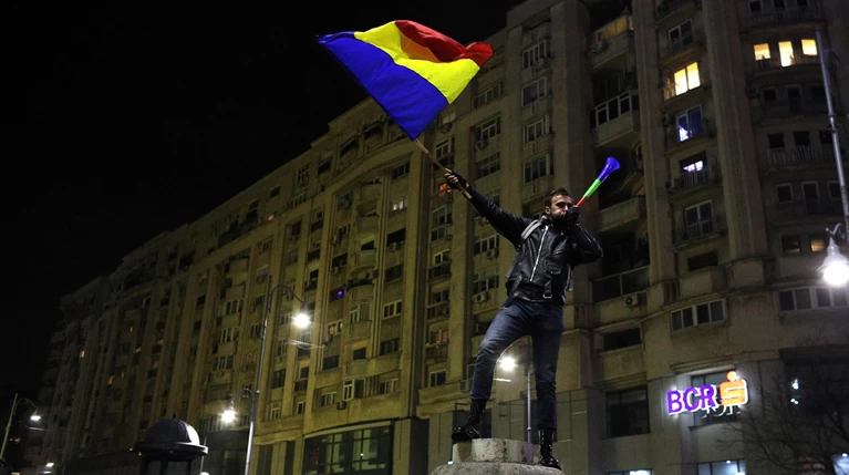 Χιλιάδες διαδηλώνουν κατά της κυβέρνησης στο Βουκουρέστι