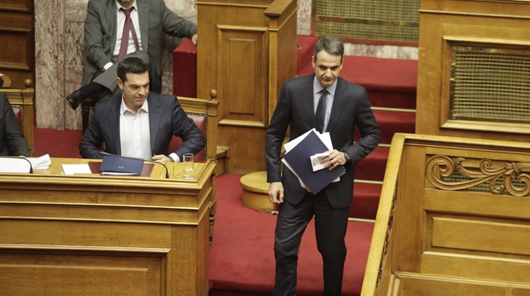 Κυριάκος: Καταστρέφετε τη χώρα - Τσίπρας: Κάντε πρόταση μομφής