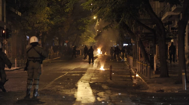 Επίθεση σε διμοιρία των ΜΑΤ στα Εξάρχεια - Συνελήφθησαν 2 άτομα