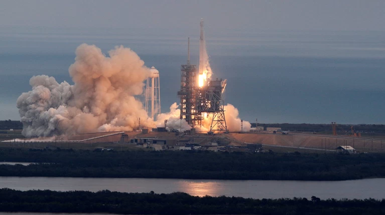 Η ιστορική εκτόξευση του Falcon 9 και η επιστροφή του στη Γη 9 λεπτά μετά