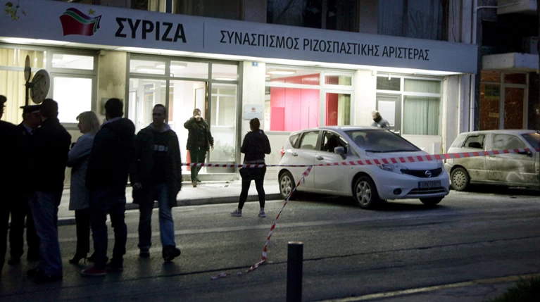 Μασκαρεμένοι έριξαν βόμβες μολότοφ στα γραφεία του ΣΥΡΙΖΑ