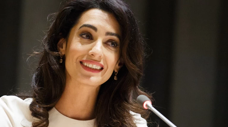 Η εγκυμοσύνη της πάει πολύ: Δείτε τι φόρεσε η έγκυος σε δίδυμα Αμάλ Κλούνεϊ