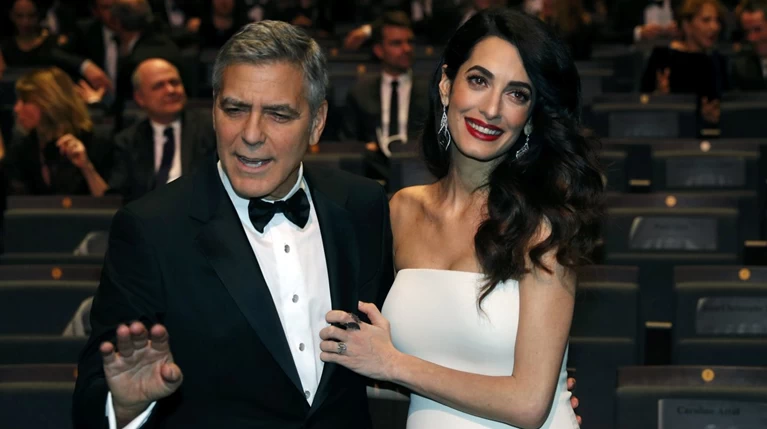 Απαστράπτουσα και ως έγκυος με τουαλέτα Versace η Αμάλ Κλούνεϊ