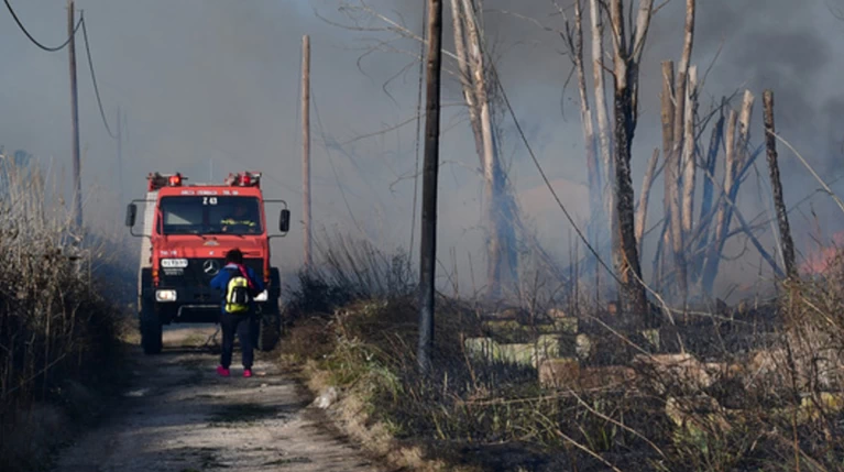 93χρονος έβαλε φωτιά σε ξερά χόρτα, εγκλωβίστηκε & κάηκε