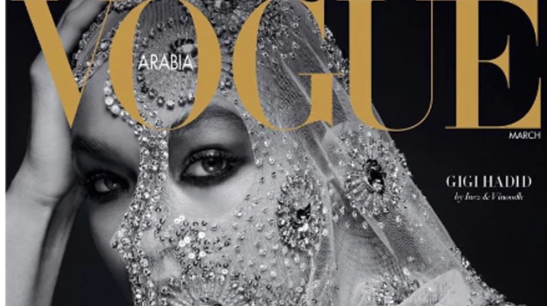 Η Gigi Hadid με μαντίλα στο πρώτο τεύχος της αραβικής Vogue