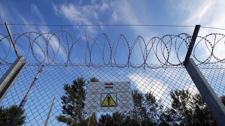 Ουγγαρία: Χτίζει νέο φράχτη κατά των μεταναστών με τεχνολογία ηλεκτροσόκ