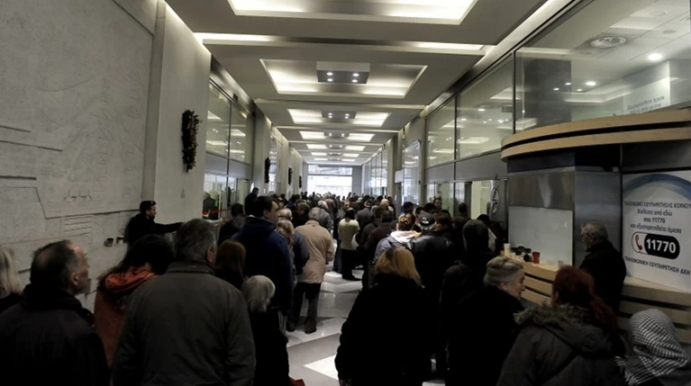 Ουρές έξω από τη ΔΕΗ για τις 36 δόσεις