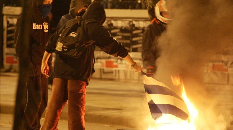 Το «συγγνώμη» για το κάψιμο της σημαίας και ο «δάσκαλος» στη φυλακή